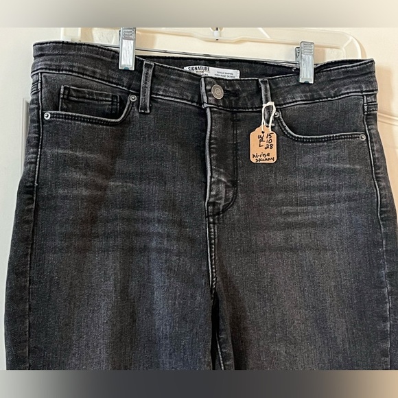 Signature by Levi Strauss Dark Gray Denim Distressed 28x28 - Picture 9 of 13